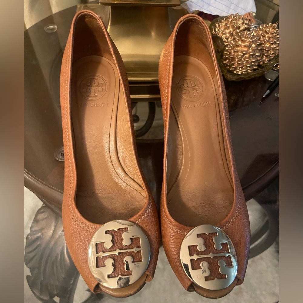 Tory Burch please shoe size 7/2 check a picture of condition